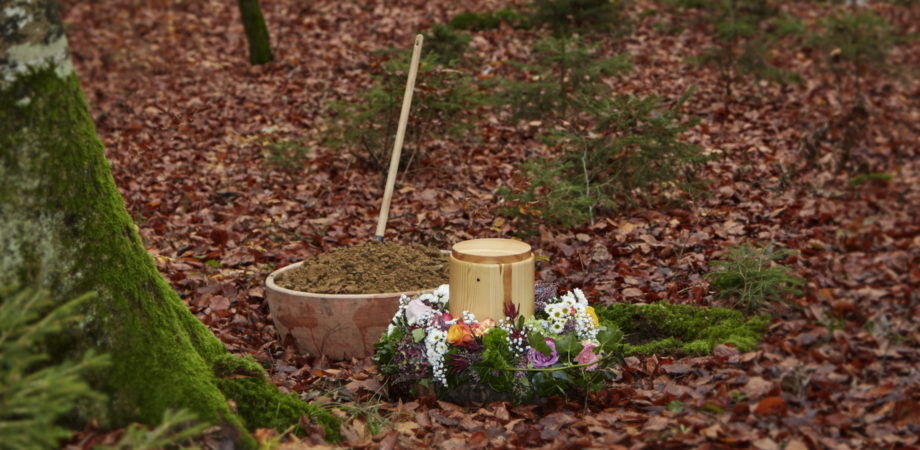 Geschmückte Urne und Grabstelle